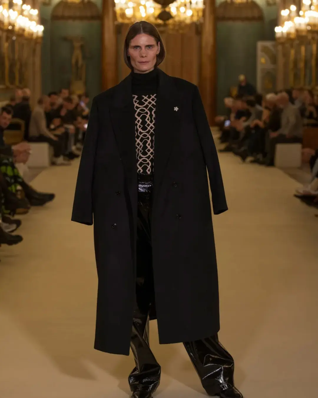 Baldessarini Runway-Look mit Pattern unter schwarzem Mantel