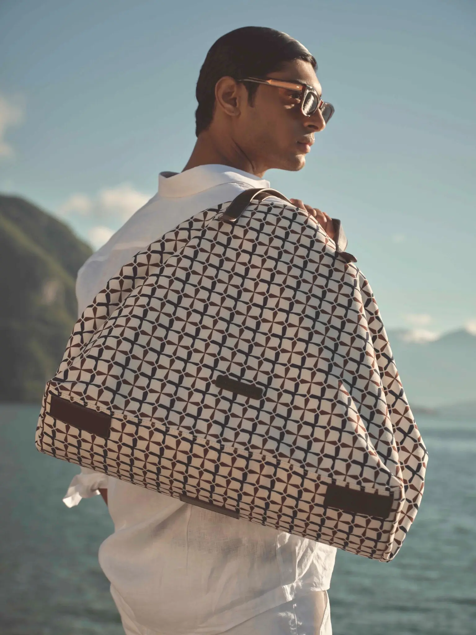 Bugatti Kampagnenmotiv mit gemusterter Reisetasche